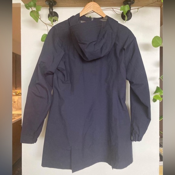 Arc’teryx Codetta Women’s Raincoat - Picture 6 of 9